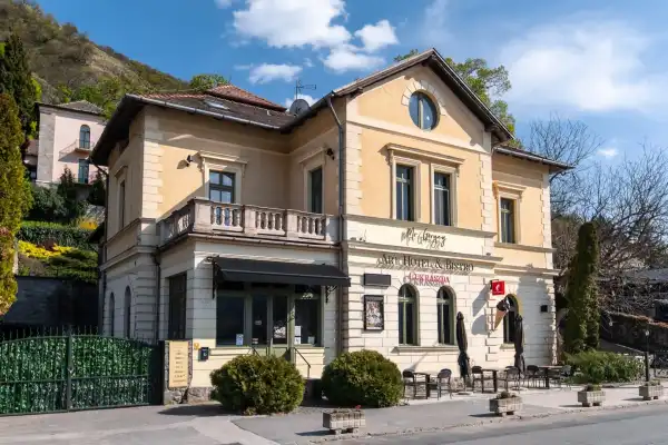 Eladó hotel, szálloda, Visegrád 20+3 szoba 820 m² 1595.8 M Ft