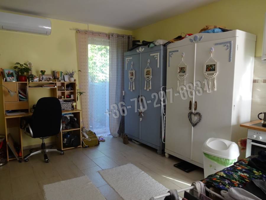 eladó újszerű téglalakás, Érd